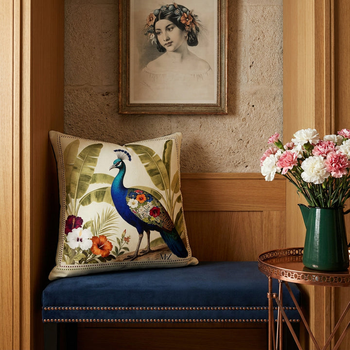 photographie professionnelle, décoration d'un boudoir italien, large coussin carré mzelle design motif paon bleu, posé sur une banquette régence en velours mat bleu nuit finitions rivets cuivrés, placée dans une alcôve en bois clair verni. Mur en pierre, portrait lithographie de femme créole, sur un guéridon en fer forgé cuivré un bouquet d'oeillets blancs et rose dans un broc en émail vert foncé.