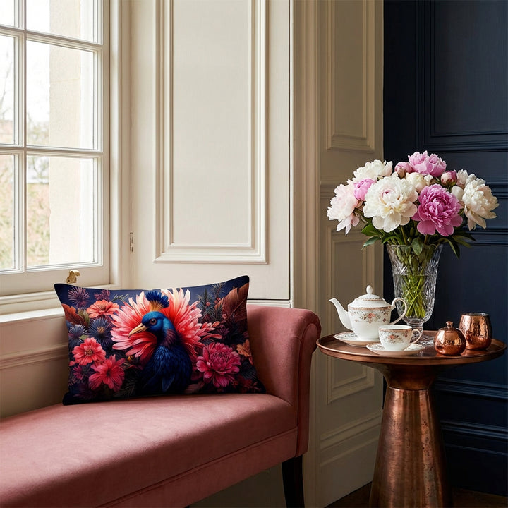 photographie décoration salon cottage anglais, vue sur un coussin rectangulaire motif oiseau mzelle design, posé sur une banquette régence en velours mat rose placée sous une fenêtre style bow-window, un guéridon en cuivre patiné avec un service à thé en porcelaine.
