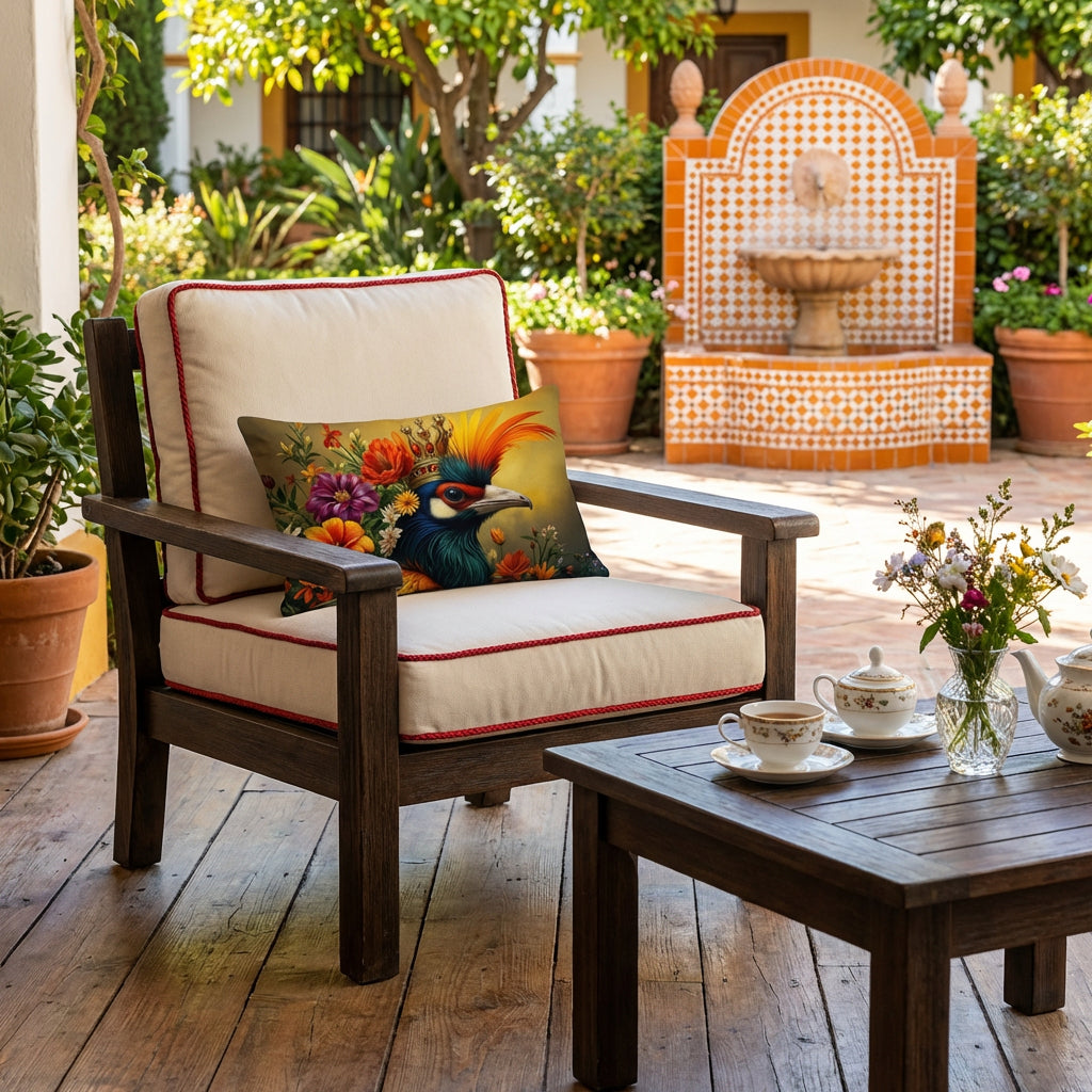 Photo professionnelle de décoration d'une hacienda espagnole, baignée de soleil , gros plan de face sur un fauteuil moderne en bois et assises écrues  orné d'un coussin rectangulaire mzelle design, table basse, service à café, fontaine dans le jardin.