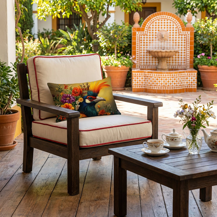 Photo professionnelle de décoration d'une hacienda espagnole, baignée de soleil , gros plan de face sur un fauteuil moderne en bois et assises écrues  orné d'un coussin rectangulaire mzelle design, table basse, service à café, fontaine dans le jardin.