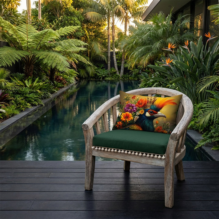 Photographie de décoration tropicale, vue  d'un coussin rectangle mzelle design motif oiseau disposé sur une chaise au design original et contemporain en bois flotté, assise vert bouteille , piscine et jardin en arrière plan.