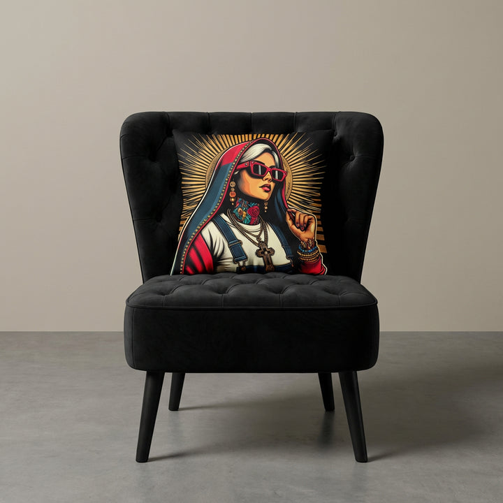 photographie professionnelle décoration de mobilier, fauteuil épuré de style crapaud velours noir capitonné avec un coussin mzelle design motif vierge marie posé dessus, placé dans un décor neutre.