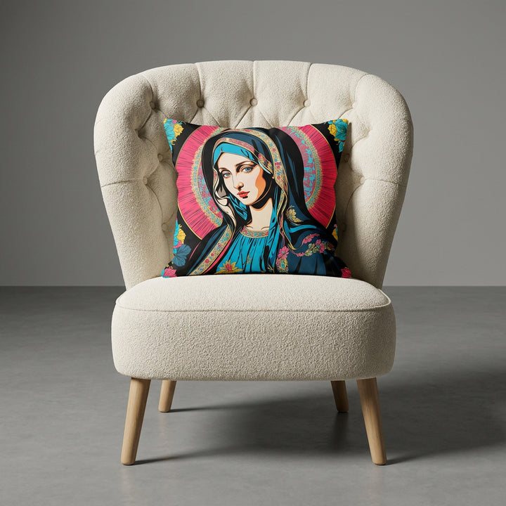 photographie professionnelle de mobilier de décoration, un fauteuil épuré de style crapaud écru capitonné avec un coussin mzelle design motif vierge marie posé dessus, placé dans un décor neutre.