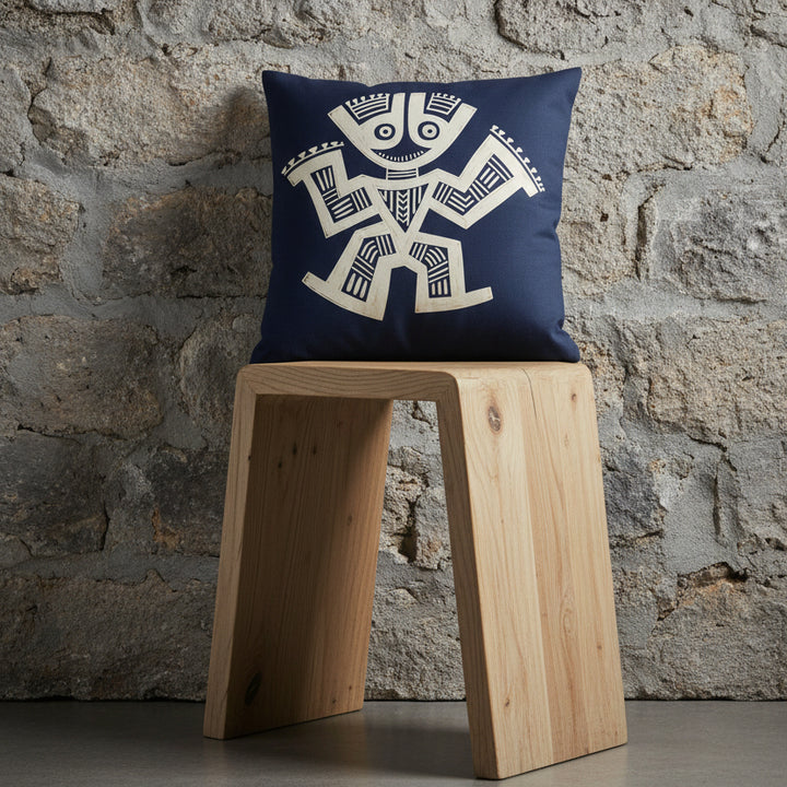 Photographie professionnelle studio,  de haute qualité : un coussin carré mzelle design motifs figuratifs, disposé sur un tabouret en bois de manguier, design moderne, disposé contre un mur brutaliste, dans un décor neutre, sobre, sol en ciment gris foncé.