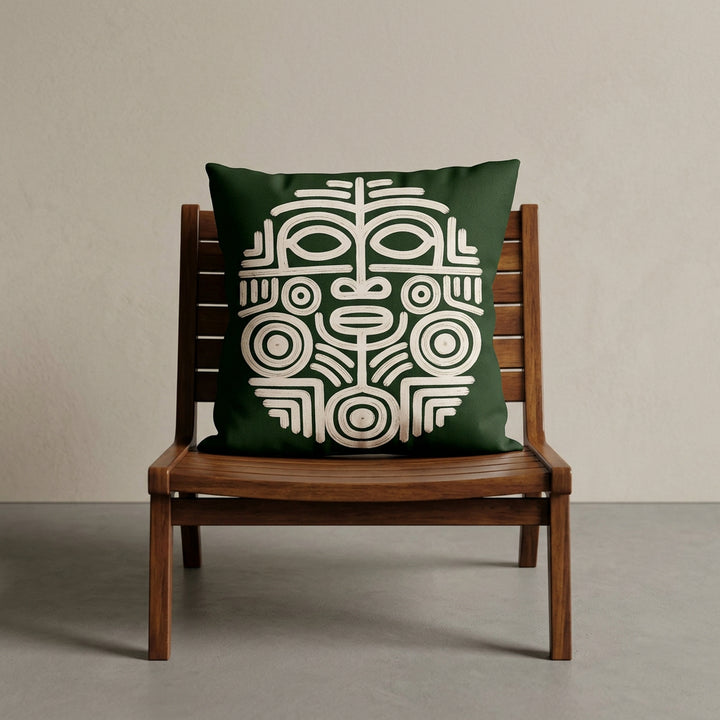 Photographie professionnelle lifestyle d'un coussin mzelle design motif maya vert, disposé sur un fauteuil  moderne en bois de manguier laqué, assise en bois, disposé contre un mur, dans un décor beige neutre, sobre, sol en ciment couleur unie.