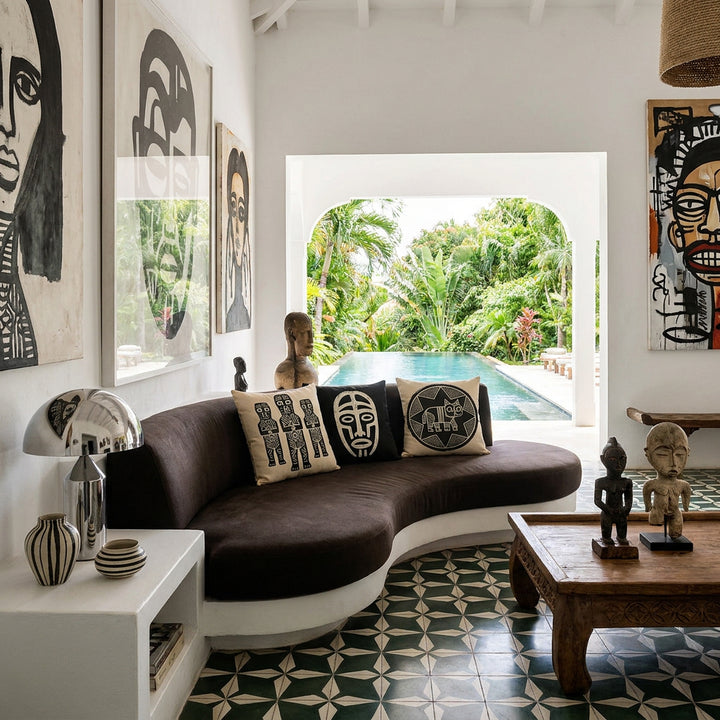 Photo professionnelle hautement détaillée, salon Arty dans une villa créole baignée de soleil , canapé en demi-lune, assises marron foncé orné de coussins assortis afro-chic mzelle design, Art contemporain audacieux au mur, carrelage géométrique vert foncé et blanc au sol, table basse en bois sculpté à la main, décoration street art. Jardin et piscine, ambiance luxueuse hospitality. 
