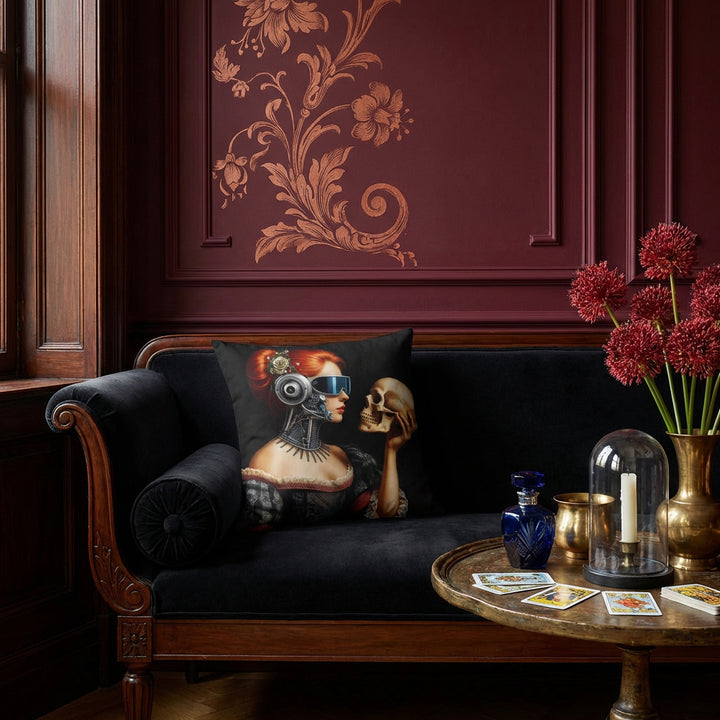 photographie professionnelle, décoration d'un boudoir , vue de face sur un coussin motif moderne de femme avec un crâne vanité, posé sur une banquette régence en velours noir placée dans bow-window en bois sombre verni. Mur bordeaux profond avec moulures classiques, partiellement décoré d'une fresque florale baroque cuivré stylisé, sur un guéridon en bois patiné, objets de cabinet de curiosité. Ambiance mystérieuse.