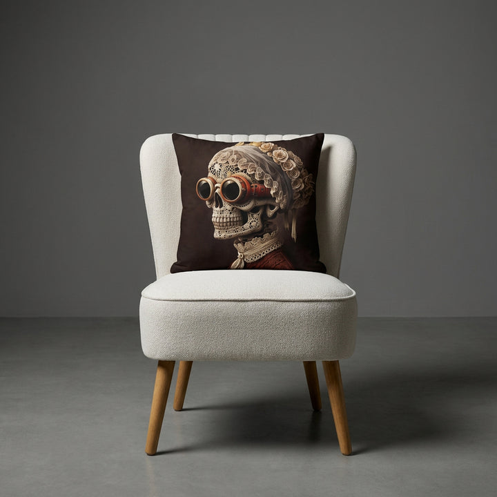 photographie professionnelle décoration de mobilier, fauteuil épuré de style crapaud écru capitonné avec un coussin mzelle design motif vanité steampunk, posé dessus, placé dans un décor neutre.
