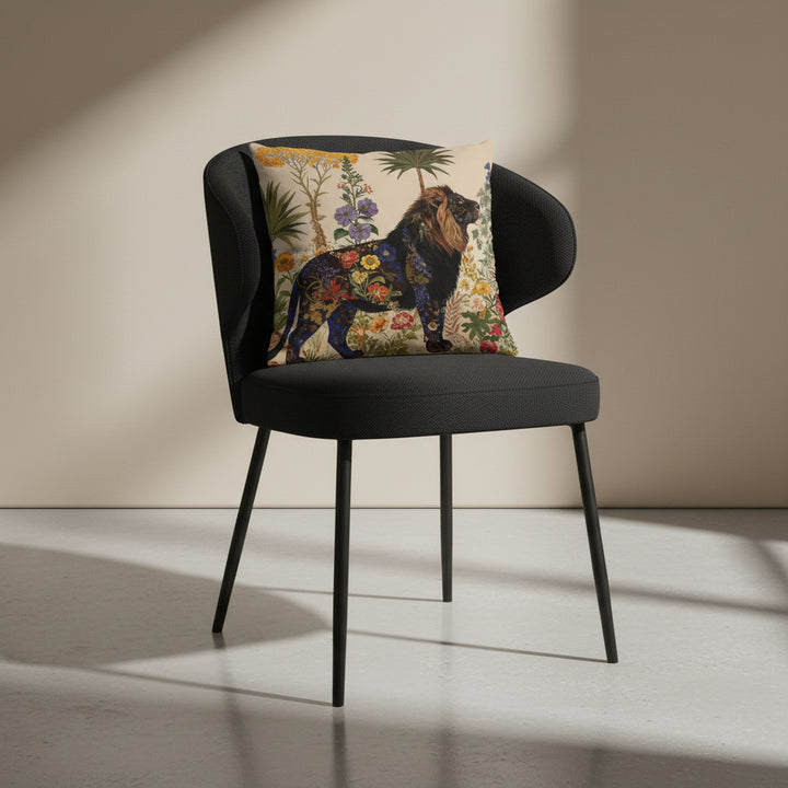 photographie professionnelle studio, vue de 3/4 sur une chaise haute design moderne dossier arrondie, assise en twill noir avec un coussin mzelle design motif lion, posé dessus, placé dans un décor beige neutre et sol en béton ciré.