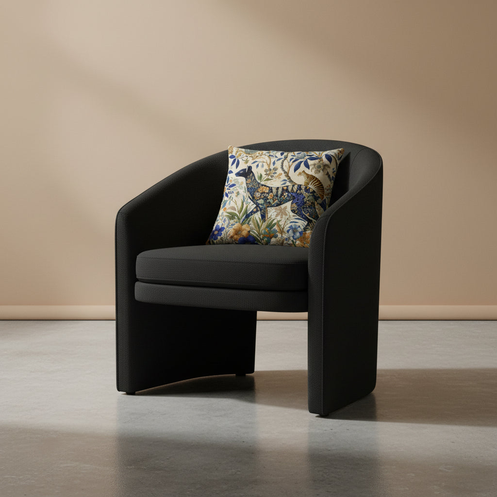 photographie professionnelle studio, vue de 3/4 sur une chaise haute design moderne dossier arrondie, assise en twill noir avec un coussin mzelle design motif animalier naif posé dessus, placé dans un décor beige neutre et sol en béton ciré.