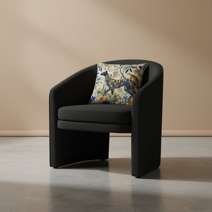 photographie professionnelle studio, vue de 3/4 sur une chaise haute design moderne dossier arrondie, assise en twill noir avec un coussin mzelle design motif animalier naif posé dessus, placé dans un décor beige neutre et sol en béton ciré.