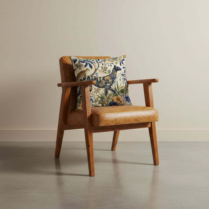 photographie professionnelle studio, vue de 3/4 sur un fauteuil rustique en bois de manguier vernis avec un coussin mzelle design motif naif d'animal posé dessus, placé dans un décor beige neutre et sol en béton ciré.