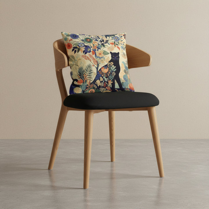 photographie professionnelle studio, vue de 3/4 sur une chaise haute design moderne dossier arrondie, assise en twill noir avec un coussin mzelle design motif panthère posé dessus, placé dans un décor beige neutre et sol en béton ciré.
