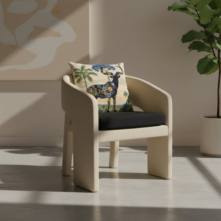 photographie professionnelle studio, vue de 3/4 sur une chaise haute design moderne dossier arrondie, assise en twill noir avec un coussin posé dessus, placé dans un décor beige neutre et sol en béton ciré.