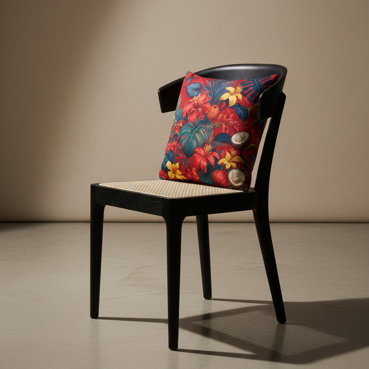 photographie professionnelle studio, vue de 3/4 sur une chaise créole en bois de wengé noir, design moderne dossier arrondie, assise en cannage écru avec un coussin mzelle design motif jardin tropical.