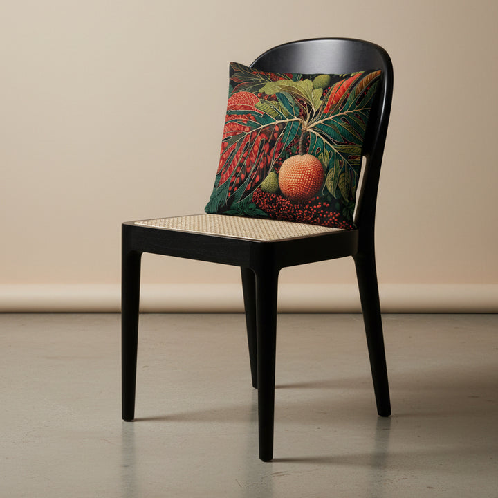 photographie professionnelle studio, vue de 3/4 sur une chaise créole haute en bois de wengé noir, design moderne dossier arrondie, assise en cannage écru avec un coussin mzelle design motif fruit à pain rouge, posé dessus, placé dans un décor beige neutre.