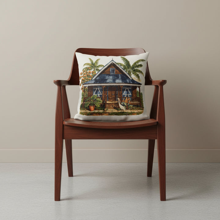 Photographie professionnelle extrêmement détaillée et de haute qualité d'un coussin mzelle design motif case créole, disposé sur un fauteuil japonais moderne en bois de mahogany laqué, assise en bois, disposé contre un mur, dans un décor beige neutre.
