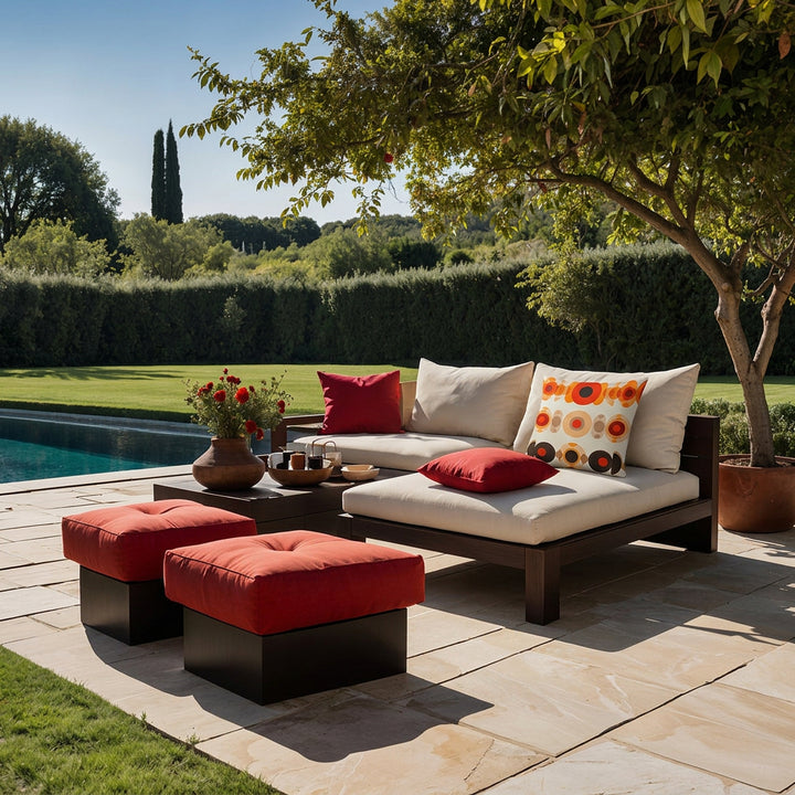 Photo lifestyle, décor de terrasse villa french riviera , poolside, chaise longue moderne, orné d'un coussin graphique mzelle design motifs retro, Atmosphère invitante et haut de gamme.