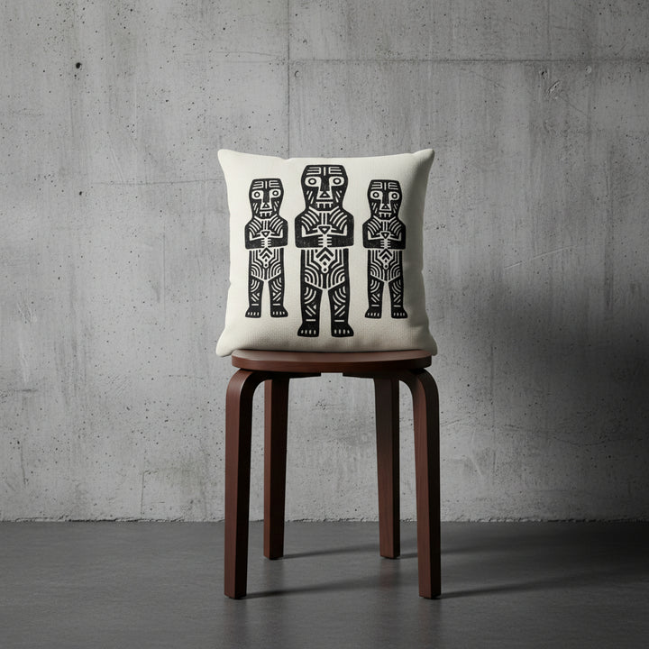 Photographie professionnelle studio,  de haute qualité : un coussin carré mzelle design motifs figuratifs, disposé sur un tabouret en bois noir de wengé, design moderne, disposé contre un mur brutaliste, dans un décor neutre, sobre, sol en ciment gris foncé.
