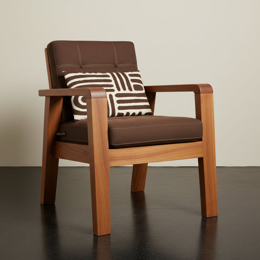 Photographie professionnelle qualité studio, d'un coussin rectangle mzelle design motif tribal, disposé sur une chaise japonaise sans accoudoirs, dossier en tissu brun cacao surpiqué de fil écru, structure épaisse en bois d'acacia.