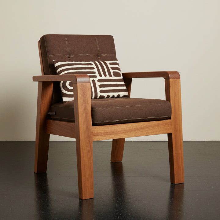 Photographie professionnelle qualité studio, d'un coussin rectangle mzelle design motif tribal, disposé sur une chaise japonaise sans accoudoirs, dossier en tissu brun cacao surpiqué de fil écru, structure épaisse en bois d'acacia.