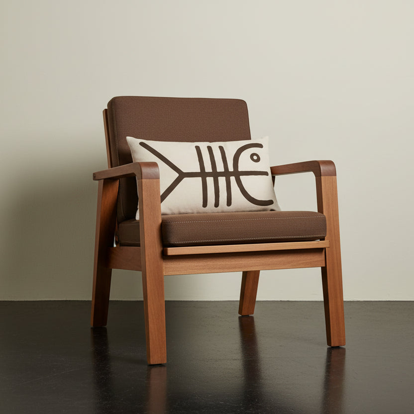 Photographie professionnelle qualité studio, d'un coussin rectangle mzelle design motif tribal, disposé sur une chaise japonaise sans accoudoirs, dossier en tissu brun cacao surpiqué de fil écru, structure épaisse en bois d'acacia.