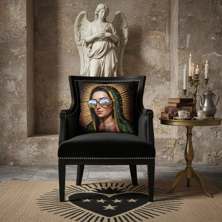 Photographie d'intérieur vue de face d'une chaise empire en velours noir et bois peint noir finitions cloutées argenté, orné d'un coussin carré, statue d'un ange dans une niche creusée dans le mur en pierre, atmosphère artistique invitante.