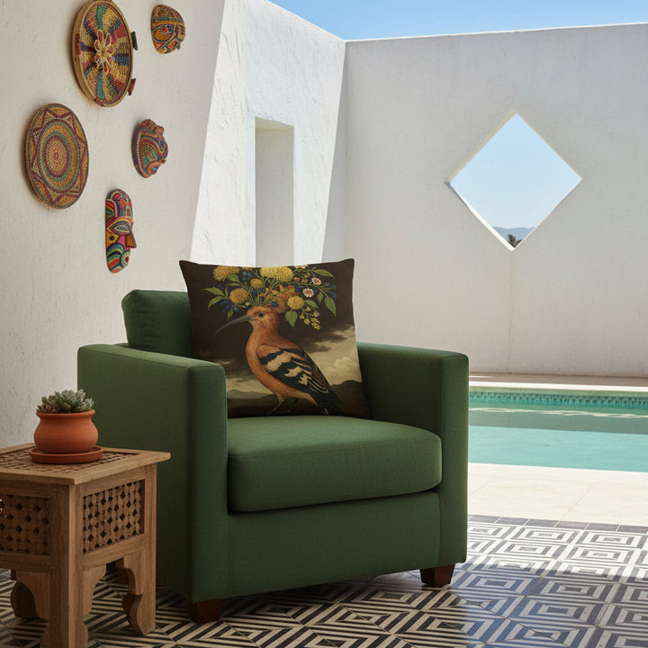 Photo professionnelle de décoration d'intérieur, terrasse d'une villa, une fenêtre en forme de losange donnant sur la piscine, fauteuil vert foncé avec des assises en coton orné d'un large coussin carré. 