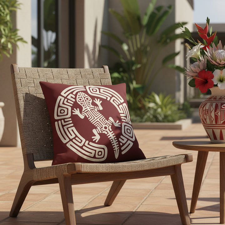 terrasse avec un mobilier africain alliant artisanat traditionnel et style moderne, vue de face d'un fauteuil triangle au design tribal, orné d'un coussin carré. 
