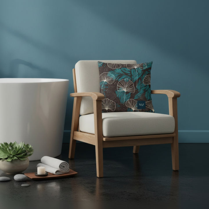 Décoration d'interieur avec un fauteuil orné d'un Coussin décoratif style moderne Mzelle design, aux motifs all over feuille de ginkgo délicatement stylisés, fleurs écru sur fond marron foncé.