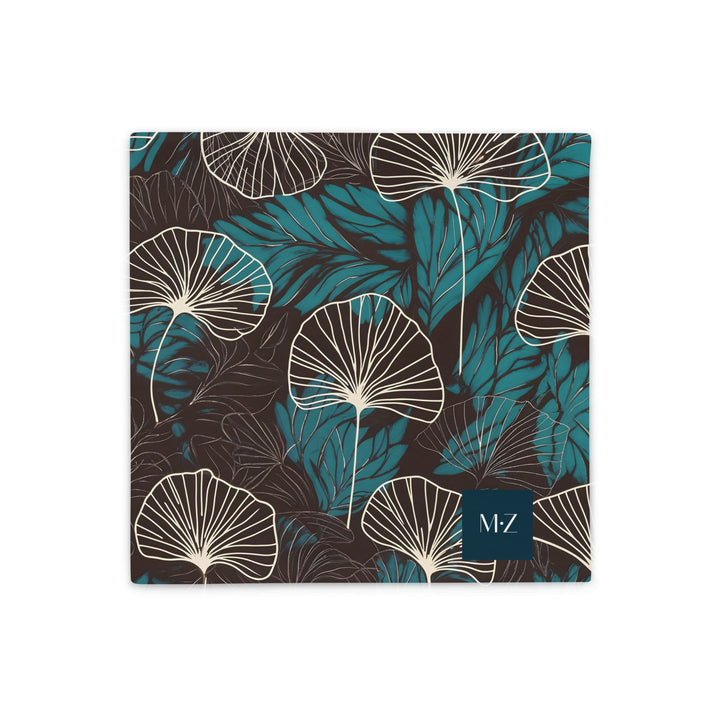Housse de Coussin décoratif style moderne Mzelle design, aux motifs all over feuille de ginkgo délicatement stylisés, fleurs écru sur fond marron foncé.