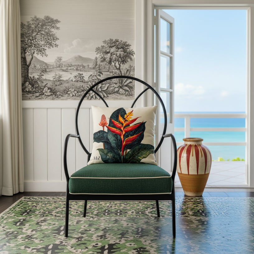 Décoration intérieur créole, chaise ornée d'un coussin à motifs tropicale de fleurs 