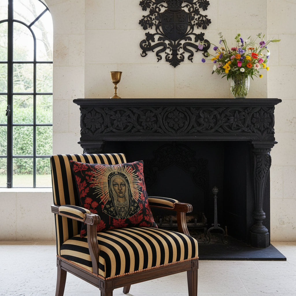 Photographie professionnelle de décoration d'intérieur, villa française, chaise  Empire aux assises à rayures noir et dorées et rivets cuivrés, ornée d'un large coussin carré. 