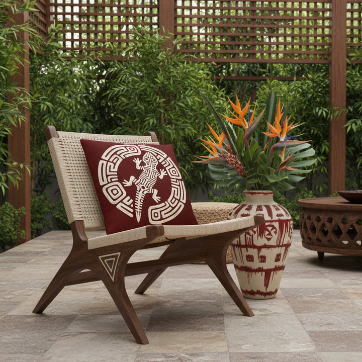 terrasse avec un mobilier africain alliant artisanat traditionnel et style moderne, un fauteuil triangle orné d'un coussin carré.  Vase en crémamique motifs africains rouges et blancs, fleurs exotiques. L'ambiance est à la fois raffinée et chaleureuse, avec beaucoup d'élégance. 