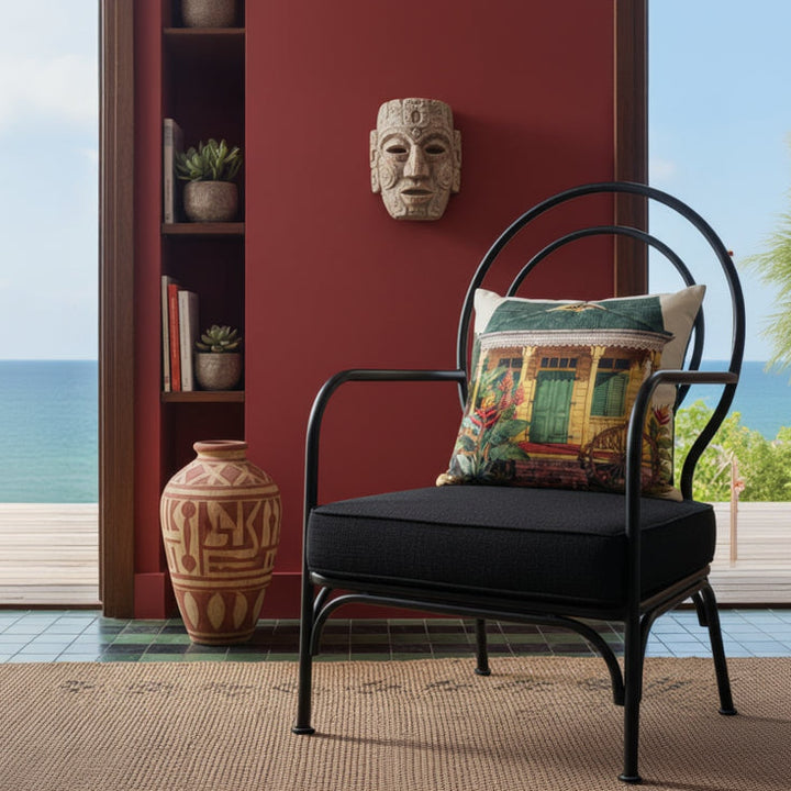 Décoration intérieur mzelle design, chaise ornée d'un coussin à motifs tropicale de fleurs  et maison créole