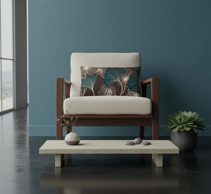 décoration d'intérieur moderne avec un Coussin rectangulaire Mzelle design, aux motifs all over feuille de ginkgo délicatement stylisés, fleurs écru sur fond marron foncé.
