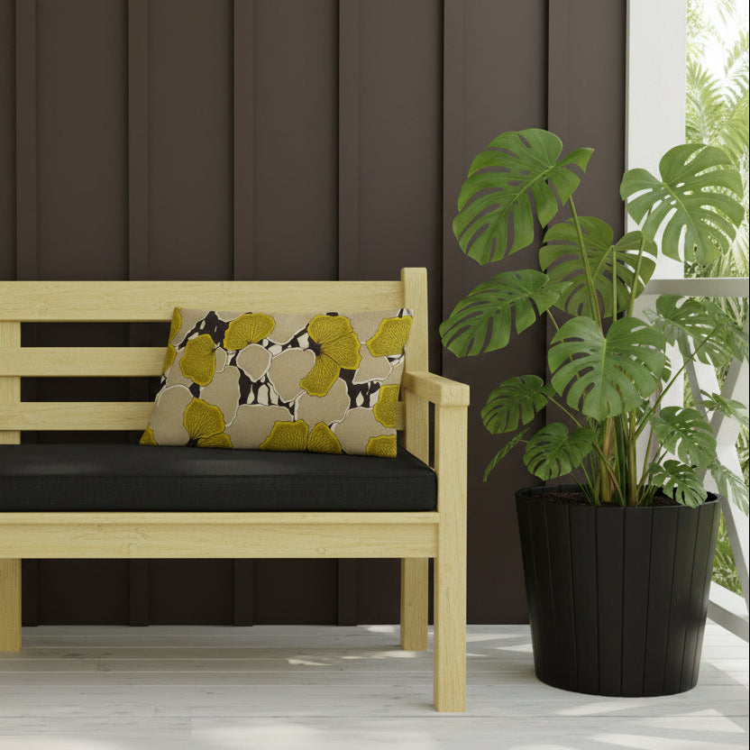 Décoration d'intérieur avec un Coussin rectangle MZelle Design imprimé de feuilles de Ginkgo Jaune sur fond marron et motifs floral écru