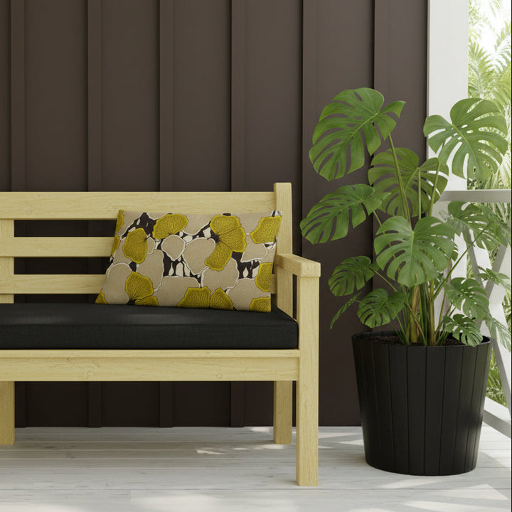 Décoration d'intérieur avec un Coussin rectangle MZelle Design imprimé de feuilles de Ginkgo Jaune sur fond marron et motifs floral écru