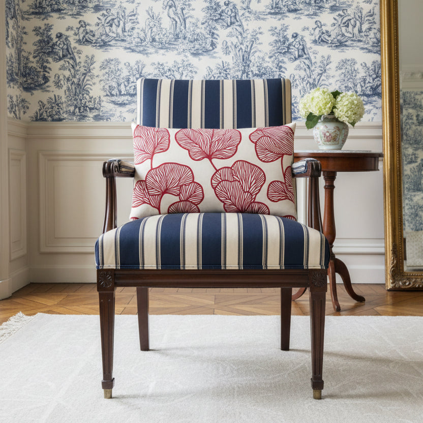 Décoration d'intérieur, une chaise avec un Coussin rectangulaire motif Feuille de Ginkgo stylisée. rouge sur fond écru, Mzelle Design.