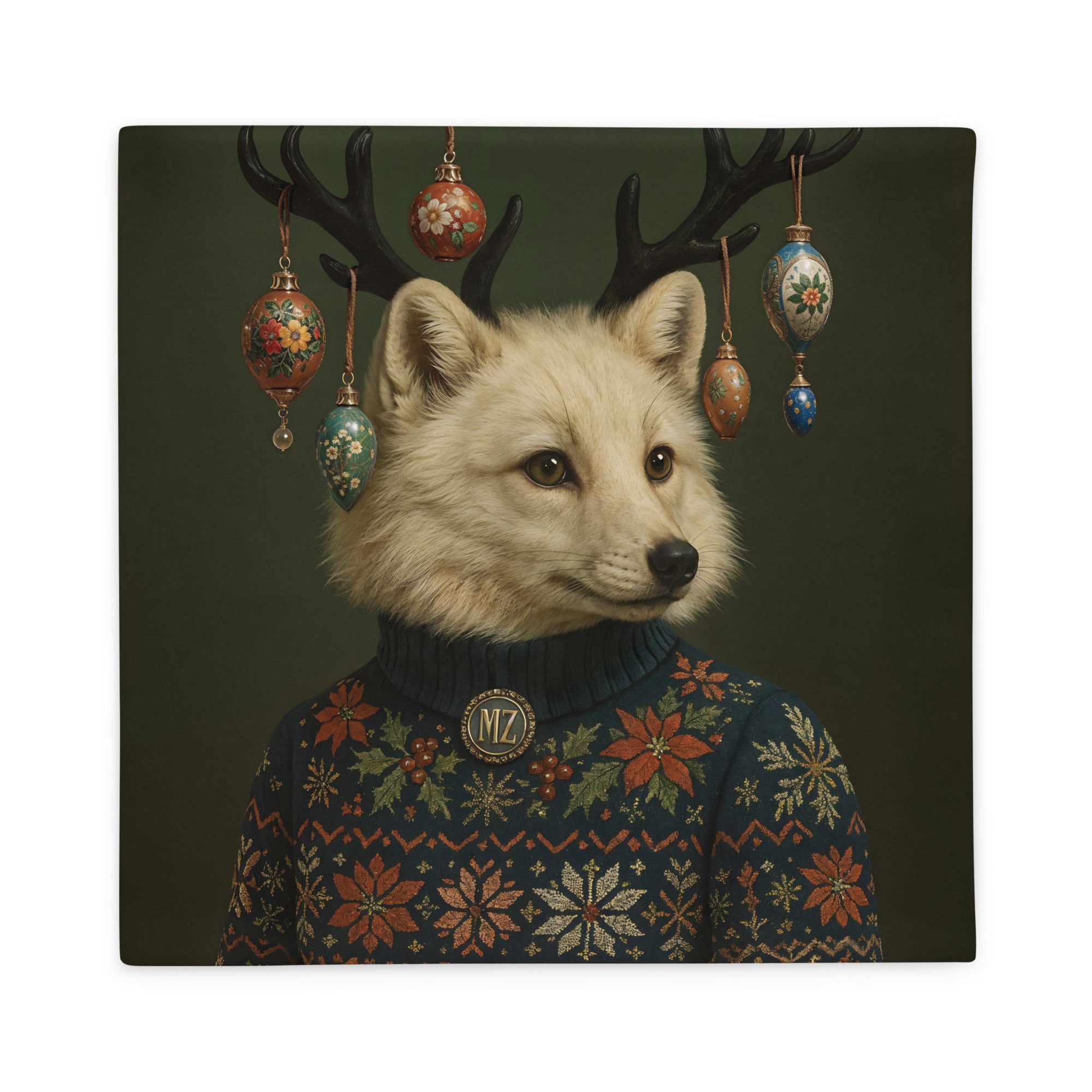 Housse de coussin scandinave Noël MZelle Design, renard polaire aux bois ornés de boules de noël, raffinement hivernal et touche féerique sur fond vert 