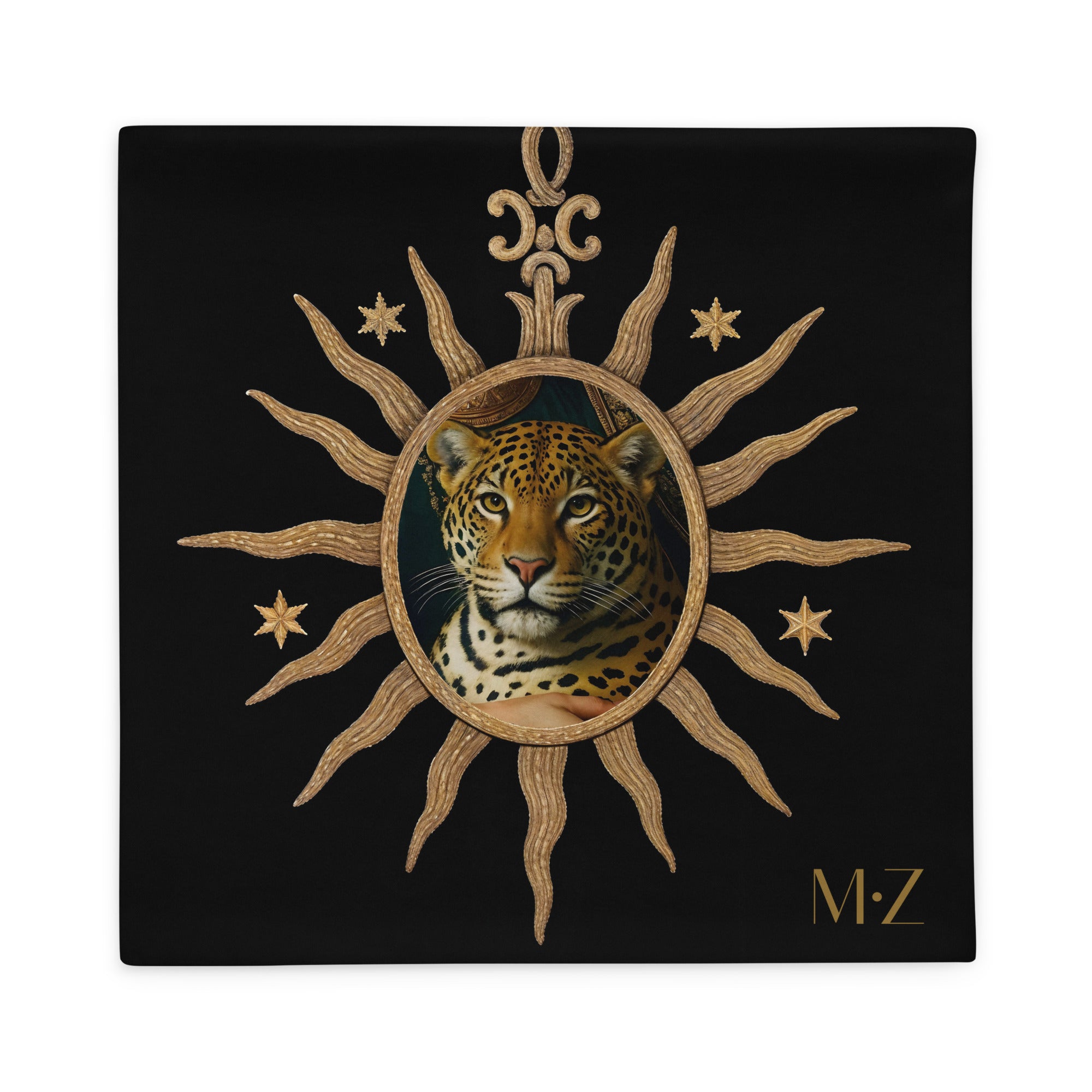 Housse de Coussin MADONE MZelle Design, motif médaillon doré avec un Jaguar sur fond noir