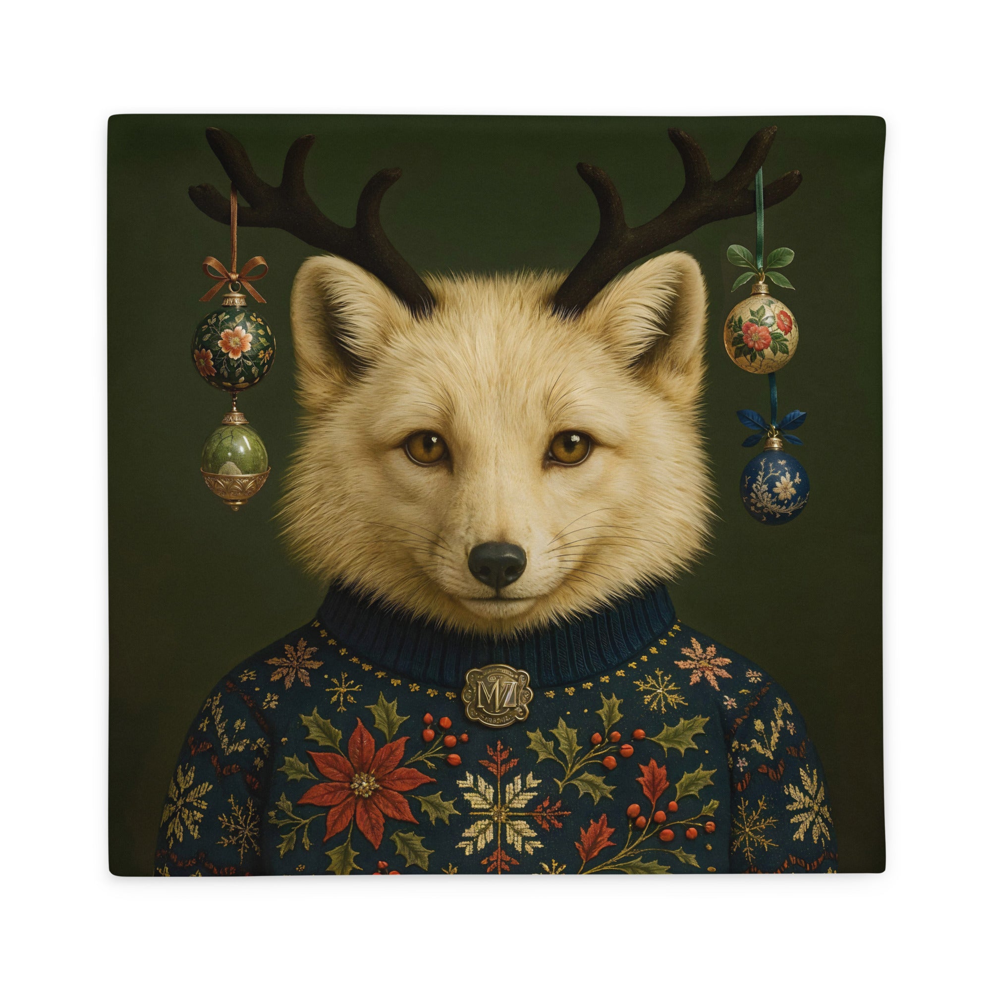 Housse de coussin scandinave Noël MZelle Design, renard polaire aux bois ornés de boules de noël, raffinement hivernal et touche féerique sur fond vert 