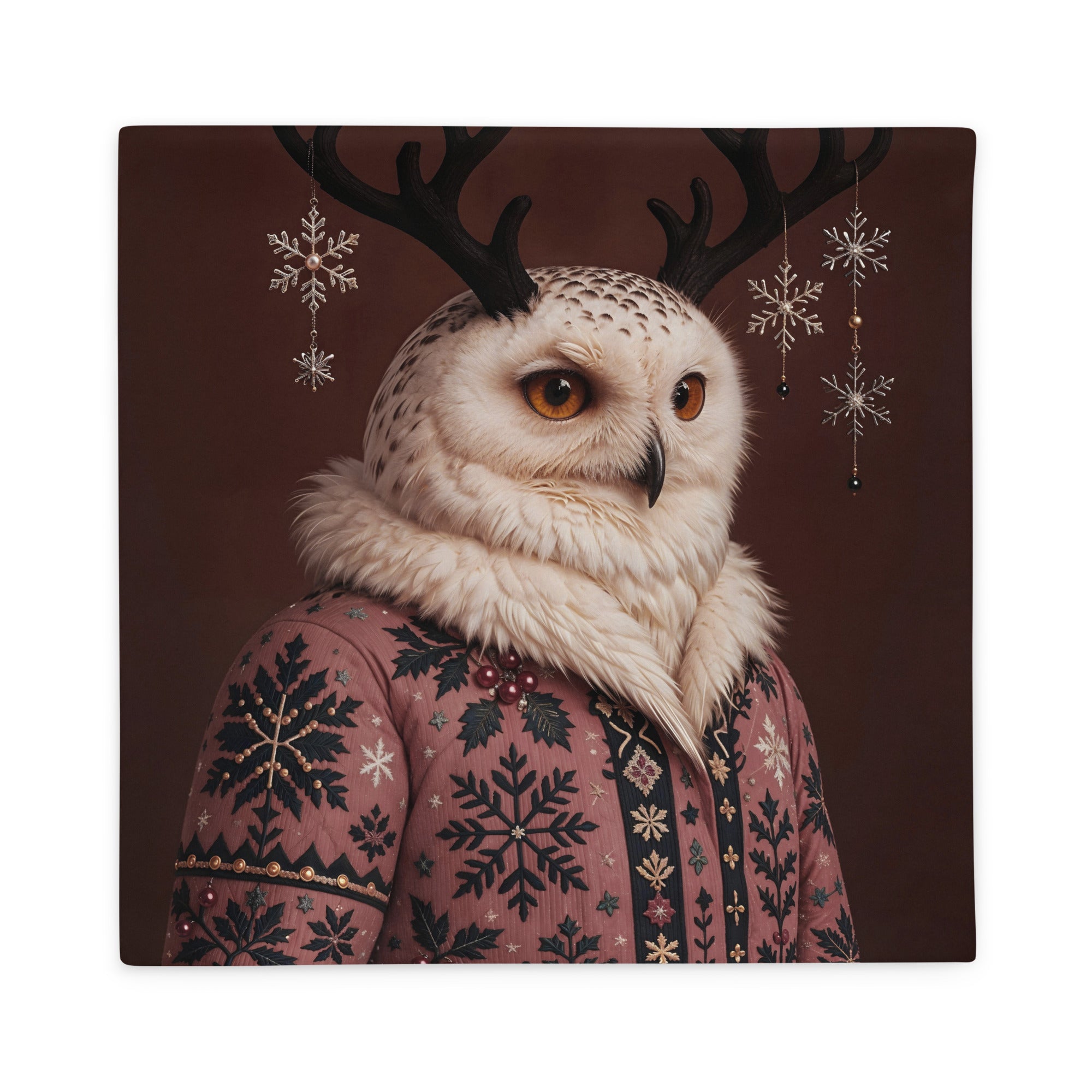 Housse de Coussin thème NOËL, mzelle design, motif fantaisie Grand Harfang des neiges portant un manteau brodé et des cornes de cerf