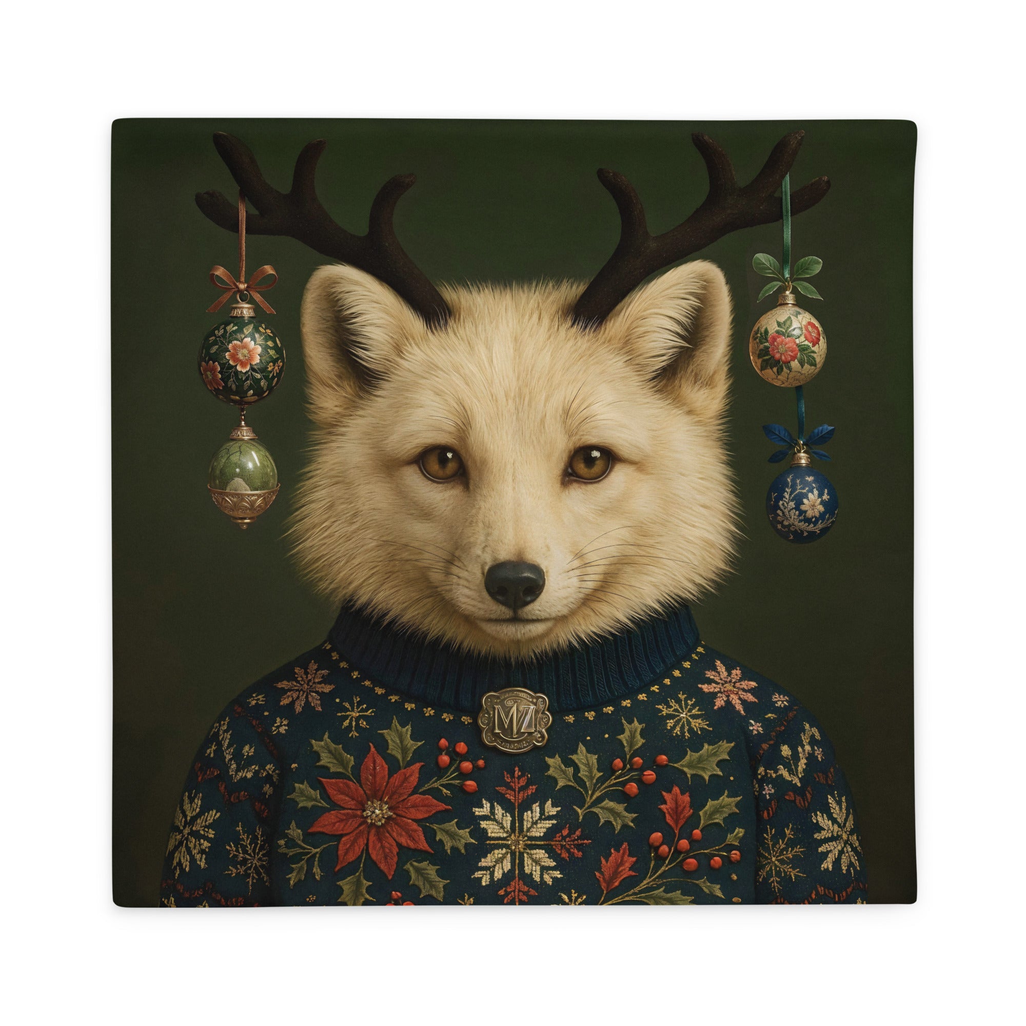 Housse de coussin scandinave Noël MZelle Design, renard polaire aux bois ornés de boules de noël, raffinement hivernal et touche féerique sur fond vert 