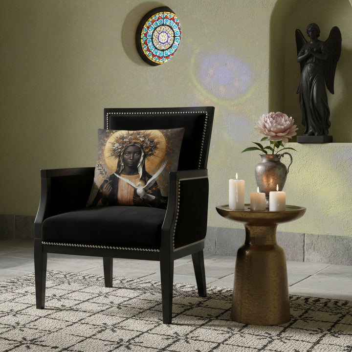 Photographie d'intérieur  neo-classique chic, avec des détails gypsy, vue de 3/4 d'une chaise empire en velours noir et bois peint noir finitions cloutées argenté, orné d'un coussin carré, statue d'un ange  créant une atmosphère artistique