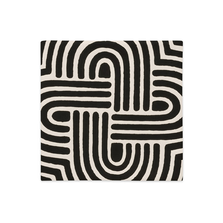 Coussin décoratif MZelle Design, écru et noir motifs tribaux fétiches protecteurs issus des traditions africaines