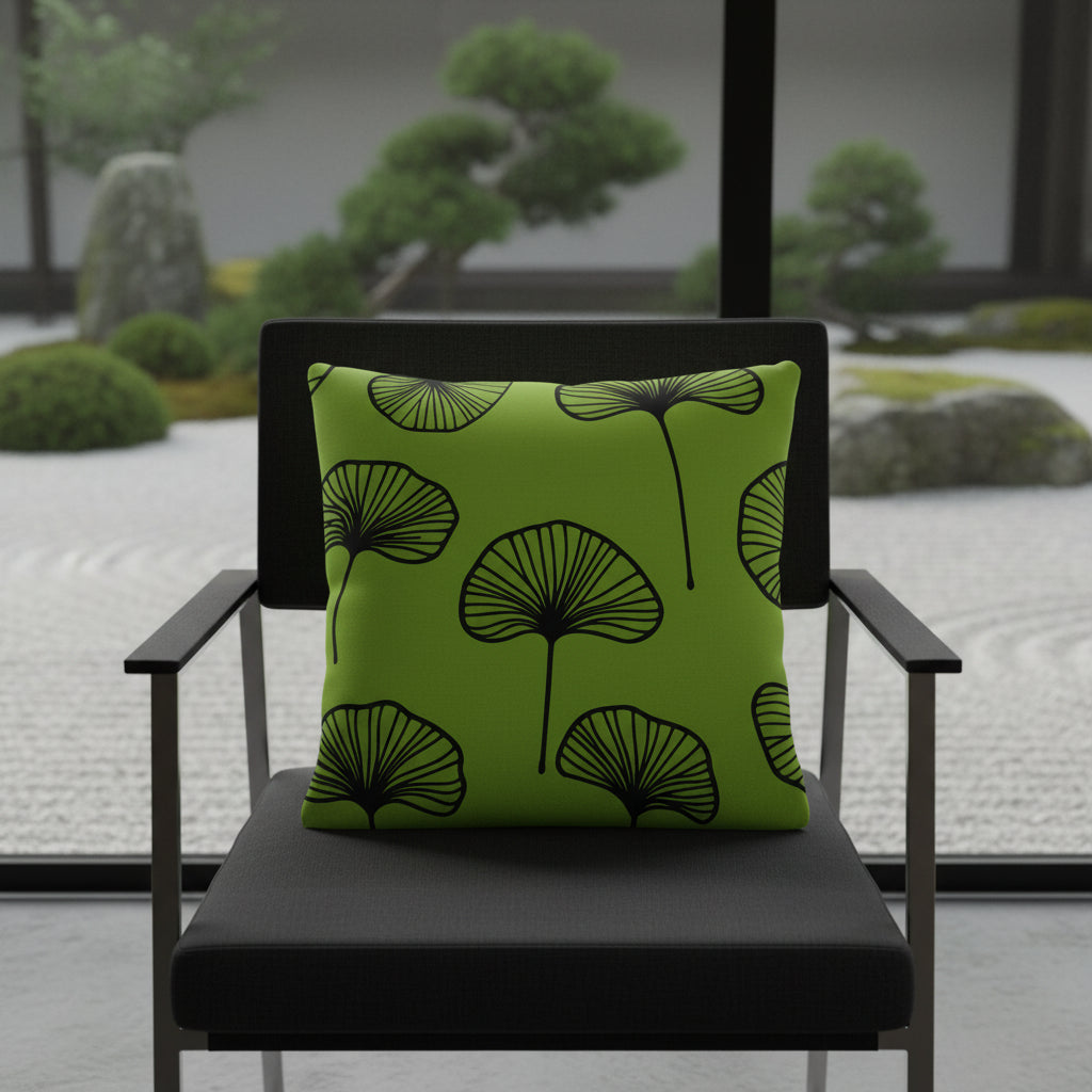 Scène d'intérieur avec un Coussin Mzelle Design, vert noir thème de Décoration Japon avec des Feuilles de Ginkgo stylisées.