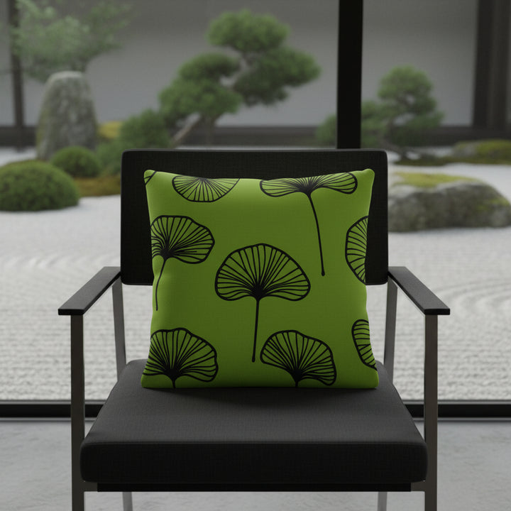 Scène d'intérieur avec un Coussin Mzelle Design, vert noir thème de Décoration Japon avec des Feuilles de Ginkgo stylisées.