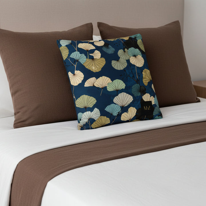 Lit avec 3 coussins,  aspect lin au design moderne coussin du milieu imprimé feuille de  ginkgo avec motif all over bleu et brun sienne, fond écru.