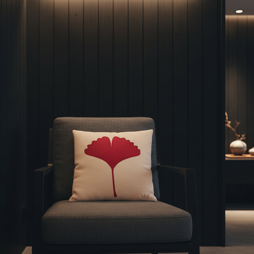Décoration d'intérieur avec un coussin  MZelle design, aspect lin inspirée par l'univers japonais imprimé feuille de ginkgo écru, rouge et noir